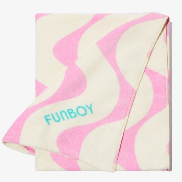Funny Poolside Leisure Club Wavy Stripe Beach Towel in Pink & Off White NWT - Picture 2 of 5